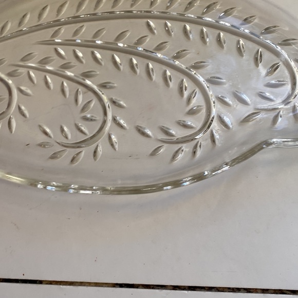 Vintage pressed glass serving bowl. - Picture 6 of 6